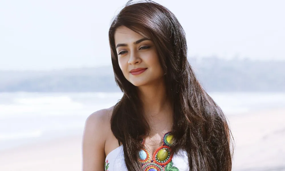 Surveen Chawla Age, Height, Family, Mother, Instagram